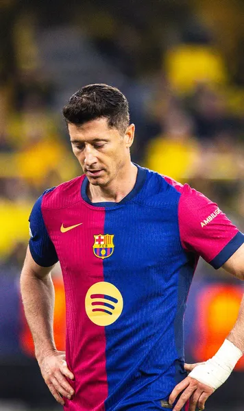 „Poartă-te ca un bărbat!”     Robert Lewandowski,  avertizat de un fost mare jucător: „Permiți să fii tratat astfel la Barcelona?”