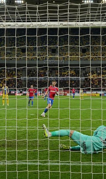 Tănase, în stilul Zidane    Execuție aproape identică  a decarului FCSB la penalty cu cea a francezului în finala CM