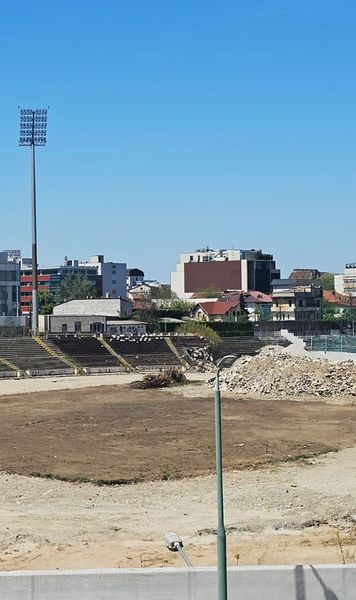 Ce se întâmplă la stadionul Dinamo    VIDEO+FOTO:  Imagini de azi, din „Ștefan cel Mare”:   aproape jumătate de stadion e încă in picioare!