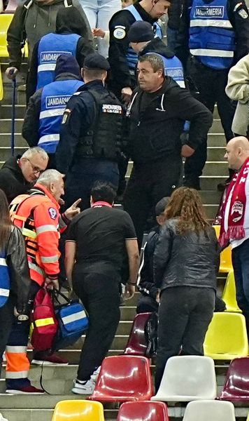 Momente de panică pe Arena Națională     FOTO.  Unui fan   i s-a făcut rău  pe stadion înainte de Dinamo - Rapid