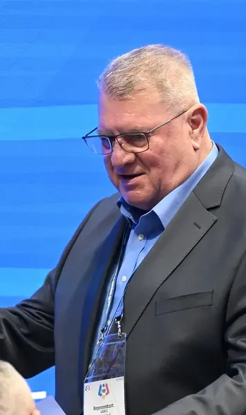 „Erau ca niște molii”  Iuliu Mureșan, noi detalii despre   „curățenia” de la CFR Cluj:  „Contracte mari, nemeritate” » 12 jucători au dispărut