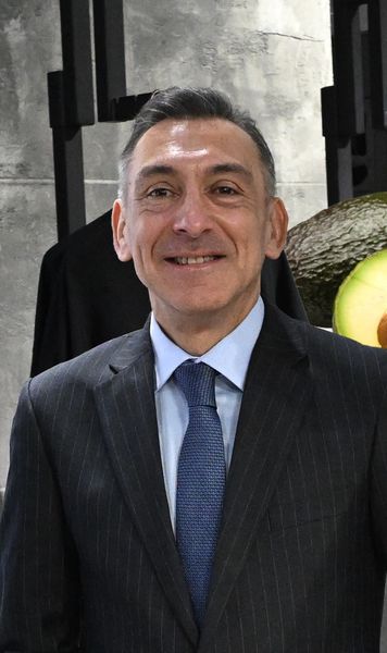 „Eu am mâncat un avocado”😅  Ilie Dumitrescu   a „stricat” petrecerea românească  de 1 Mai. Râsete în studio la Digisport