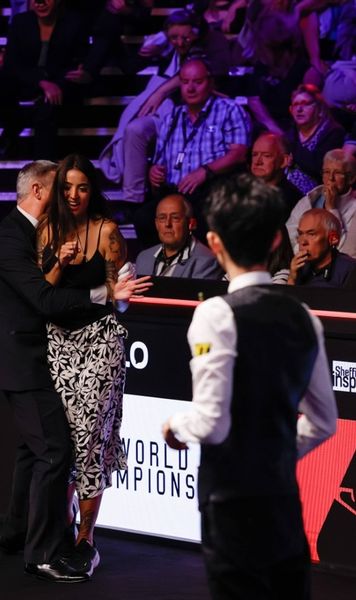 Luată pe sus de arbitru     FOTO.  O femeie a întrerupt   finala Mondialului de Snooker!  Ce plan avea: „Nu am apucat! Aș fi vrut ca Ronnie O'Sullivan să vadă”