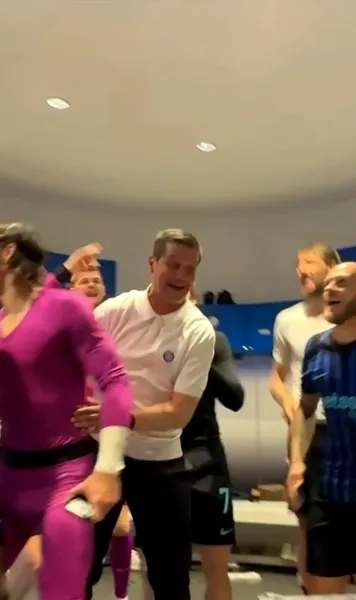 „Made in Romania”     VIDEO.     Cristi Chivu, dezlănțuit   în vestiarul lui Inter! Au sărbătorit titlul cu maneaua ajunsă celebră în Europa