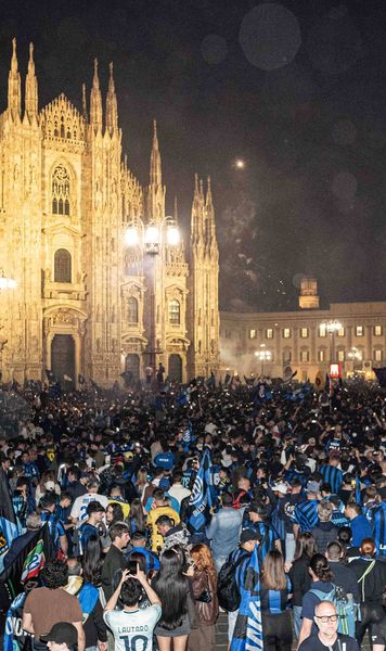 Noapte albă la Milano!    VIDEO.  Jucătorii lui Inter   au celebrat titlul cu fanii  în Piața Domului: „Campionii Italiei suntem noi!”