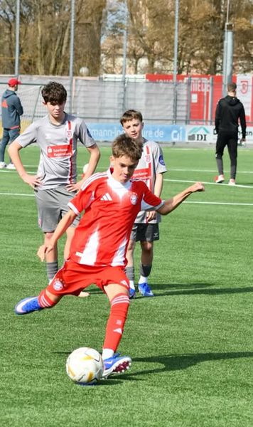 Star la 13 ani   Cine este tănărul român care impresionează la academia lui   Bayern Munchen