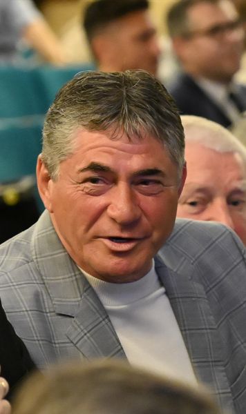 Ștefan Iovan, la spital   Emoțiile aniversării a 40 de ani de la cucerirea CCE  l-au copleșit pe   căpitanul Stelei de la Sevilla  » Iovan: „Nu sunt de internat”