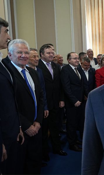 AUR și-a făcut imagine cu Steaua ‘86!    FOTO+VIDEO.  Cum a confiscat partidul lui George Simion   evenimentul de la Parlament  la care au fost invitate legendele roș-albastre