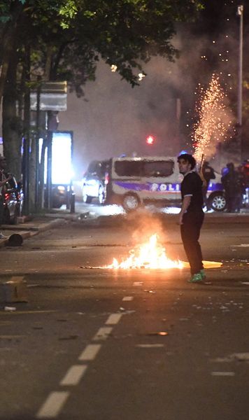 Incidente la Paris    FOTO.  Haos în Franța, după ce PSG s-a calificat în finala UCL »   127 persoane au fost reținute, iar 11 rănite!