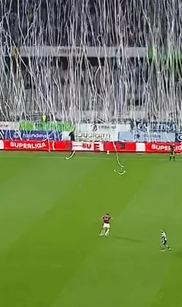 Scene ca-n America de Sud    FOTO.  Imagini senzaționale în debutul partidei dintre   U Cluj și Rapid  » Meciul a fost întrerupt 5 minute