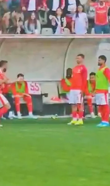 Un fleac, i-a „ciuruit”!    VIDEO.    George Pușcaș  a celebrat într-un mod inedit alături de coechipieri, după ce a marcat primul gol pentru Dinamo