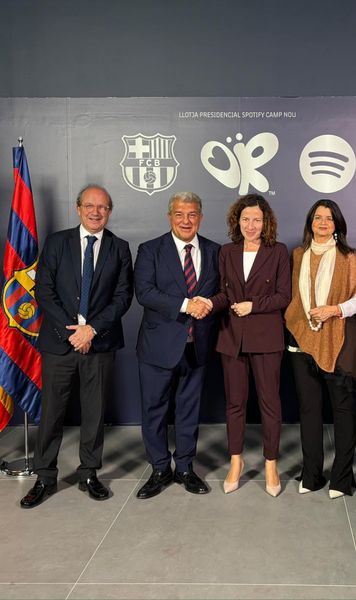 O româncă, în loja lui Laporta    Roxana Mînzatu,  invitată la El Clasico, în seara titlului câștigat de Barcelona