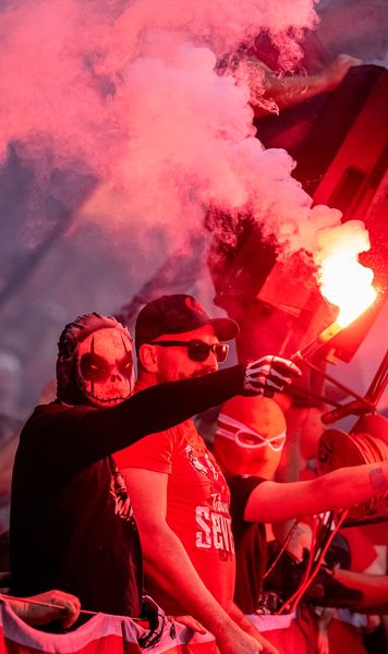 Sancțiuni istorice în Cehia  Federația a fost nemiloasă după haosul provocat de suporteri la Slavia - Sparta:   0-3 la „masa verde” și amendă de 410.000 de euro!