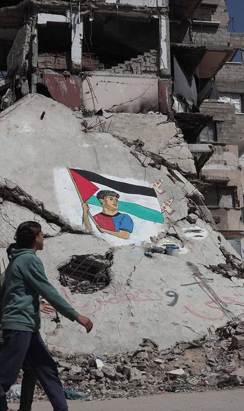 Mural în Gaza  Lamine Yamal, imortalizat   în mijlocul ruinelor,  după ce a fluturat steagul Palestinei la sărbătoarea titlului