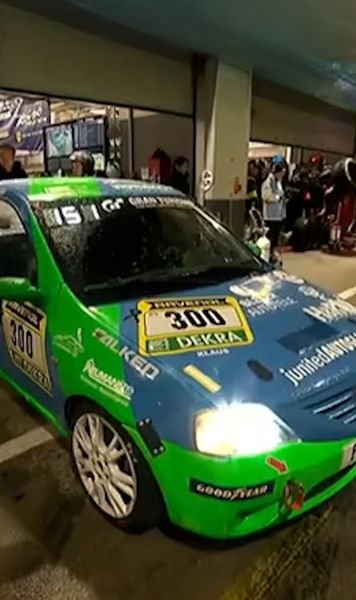 Dacia, vedetă în cursa de 24 de ore    FOTO.  Un Logan e atracția-surpriză de pe   Nurburgring!  Mașina românească împarte circuitul cu Max Verstappen