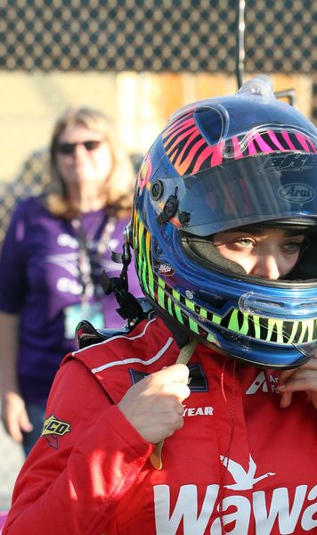 Lacrimi și nervi în Nascar  Femeia pilot   a răbufnit și a abandonat cursa:  „Sunt atâtea lucruri urâte pe care le-aș putea spune”. Mesaje dure ale fanilor