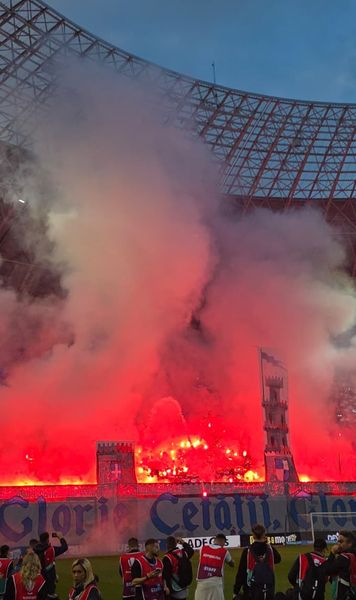Bănia, în flăcări    VIDEO:     Peluza Nord  a transformat arena alb-albastră într-o cetate la Craiova - U Cluj, finala campionatului