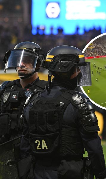 Haos în Franța!    FOTO.  Suporterii lui Nantes   au invadat terenul  și s-au bătut cu polițiștii » La ultimul meci din carieră, antrenorul a izbucnit în lacrimi
