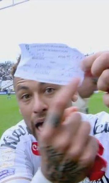 Neymar și-a ieșit din minți    FOTO.  Moment incredibil: starul brazilian a făcut o criză de nervi după ce   a fost scos din greșeală de pe teren
