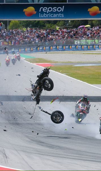 Accidente terifiante la MotoGP    FOTO:  Alex Marquez,   spitalizat de urgență cu leziuni grave.  Zarco și-a prins piciorul în motocicleta altui pilot! Care e starea lor
