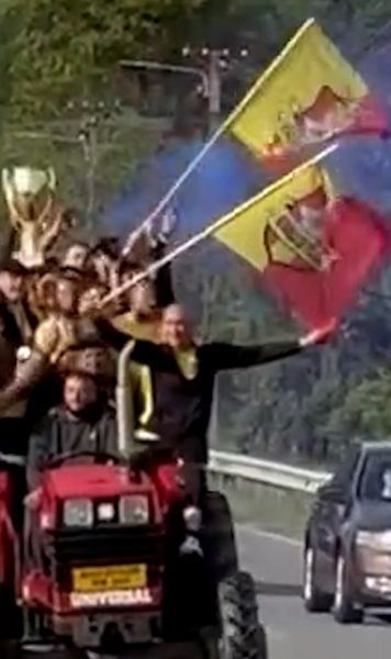 Parada campionilor low cost   Cum a sărbătorit o echipă din România promovarea »    Imagini senzaționale din comună