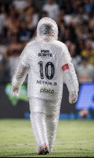  Neymar, înfășurat în folie😄     VIDEO+FOTO:   Cum au reacționat fanii   pe internet,   după ce starul lui Santos a fost inclus în lotul pentru CM 2026