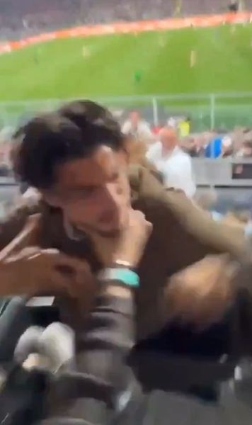 Bătaie în tribune la baraj    VIDEO  Scene incredibile de la pauza meciului: familia directorului sportiv   a ajuns la spital