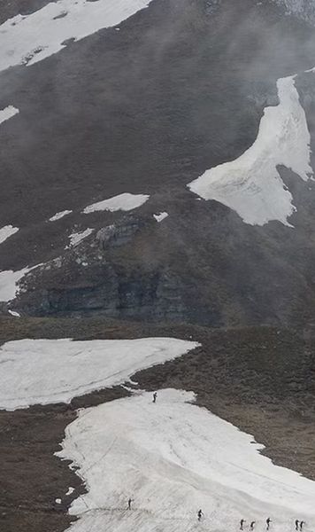 Au căzut în râpă la ultramaraton  Elicopterul SMURD nu poate interveni în Bucegi, din cauza ceții:   operațiune de salvare pentru 8 sportivi