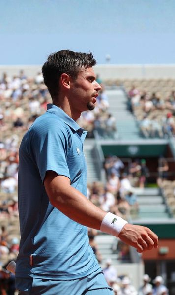 Situație rară la Roland Garros    Meci întrerupt   de un moment neobișnuit: „O să fac pe teren!” 😅