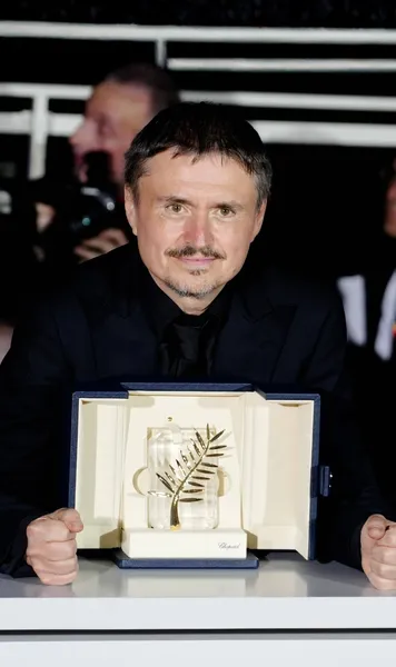„Săgeți” pe aeroport    Cristian Mungiu,  după ce a câștigat din nou Palme d'Or: „E stânjenitor! Statui? Nu,   n-am dat cu mingea-n poartă”