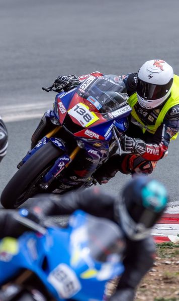 Accident grav pe Insula Man   Opt spectatori au ajuns la spital, după ce un pilot   a intrat cu motocicleta în mulțime