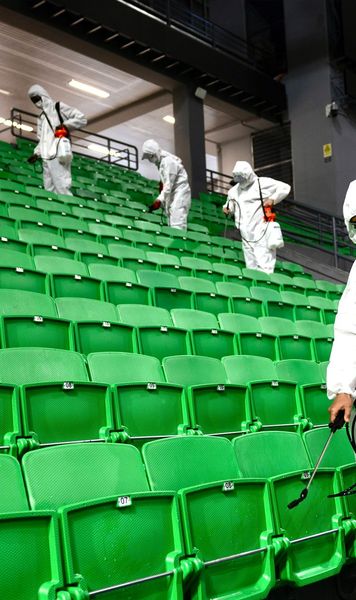 Trolling de top   După ce rivala a câștigat trofeul pe arena lor, au chemat firma de    curățare biologică:  costume hazmat, măști și pulverizatoare