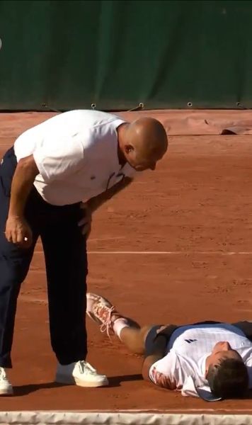 Panică la Roland Garros    VIDEO.  S-a prăbușit pe teren după   o partidă care a durat aproape 5 ore!