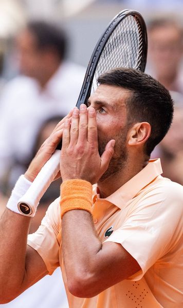 Djokovic, șansă ratată     FOTO.  A condus cu 2-0 la seturi, dar a fost   eliminat de la Roland Garros.  Mesaj la fileu și întrebarea care l-a deranjat după meci: „Te opresc aici”