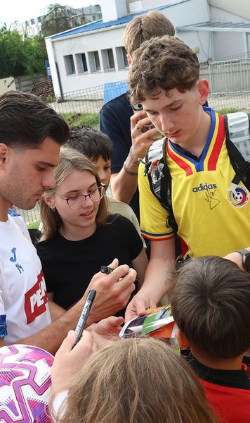 Ce le-a transmis selecționerul    Ianis Hagi,  despre revenirea sub comanda tatălui său: „În ultimele zile asta am făcut” + 800 de suporteri la antrenament