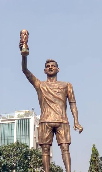 Statuia lui Messi, demontată  Monumentul dedicat argentinianului a fost declarat nesigur:   „Se leagănă când bate vântul”