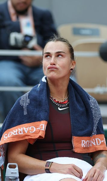 Liderul mondial, out de la Roland Garros   Sabalenka, copleșită după ce a clacat în sferturi cu Shnaider:   „Vreau să renunț la tenis!”