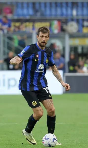Șucu îl vrea pe jucătorul lui Chivu  Genoa, echipa deținută de patronul Rapidului, intră în cursa pentru   veteranul de la Inter