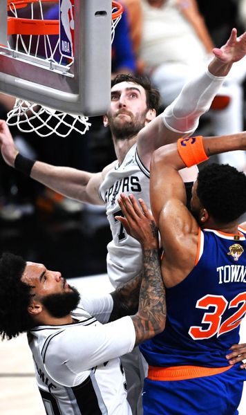 Au cucerit Texasul. Urmează lovitura finală?  Meciul 3 din marea finală NBA,   New York Knicks - San Antonio Spurs,  se joacă la noapte. Trump, decizie fără precedent