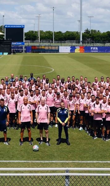 Găsește-l pe Kovacs!😂    FOTO.  Arbitrul român s-a pozat cu cei   170 de oficiali FIFA  de la CM 2026. Îl poți identifica?