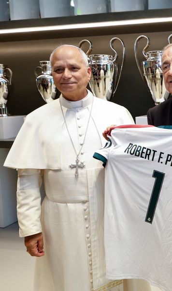 Perez l-a primit pe Papa Leon    FOTO.  Suveranul Pontif,   moment special  pe „Santiago Bernabeu”, în fața a 70.000 de oameni: „Biserica a marcat un gol”