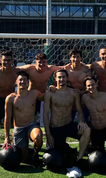 „Nu ne apucăm de fotbal”    FOTO.  David Popovici,   postare virală  de pe gazon, chiar în ziua în care începe Campionatul Mondial