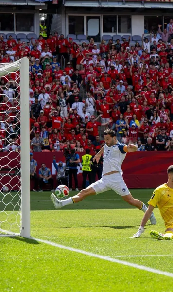 Incredibila salvare a Bosniei  FOTO. Veteranul   Kolasinac a respins din fața porții goale  cu ajutorul transversalei!