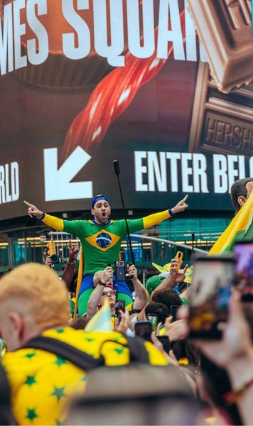 Imagini senzaționale din Times Square!    VIDEO:  Fanii brazilieni și marocani   au luat cu asalt  străzile din New York » Nici furtuna nu a oprit sărbătoarea