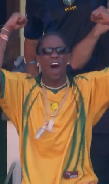 Confundat cu Ronaldinho!    FOTO:    Cine e artistul american  care i-a derutat pe comentatori și pe microbiști. A sărbătorit euforic golul lui Vinicius