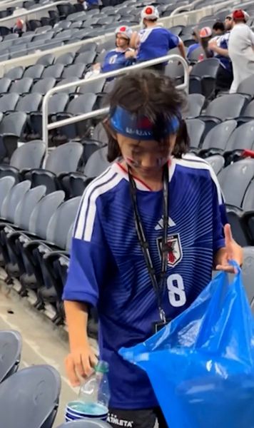 Japonezii au uimit SUA    FOTO.  Motivul neașteptat pentru care suporterii   au făcut curățenie pe stadion  după meciul cu Olanda