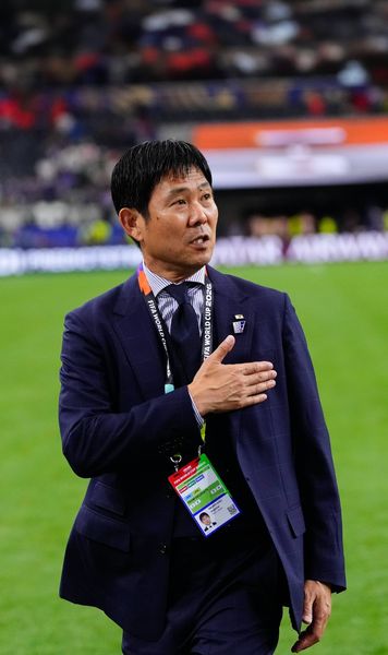 Credeați că le-ați văzut pe toate?!    FOTO:  Selecționerul Japoniei, Hajime Moriyasu, i-a lăsat pe toți mască!   Metodă neconvențională pentru a da indicații