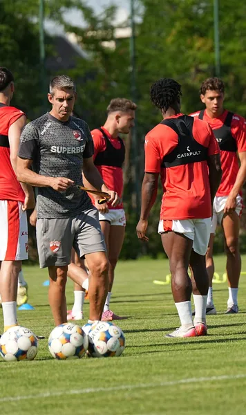 Surprize mari la Dinamo  Nuno Campos ia în   cantonament  un jucător crescut de FCSB! Cine rămâne în afara lotului