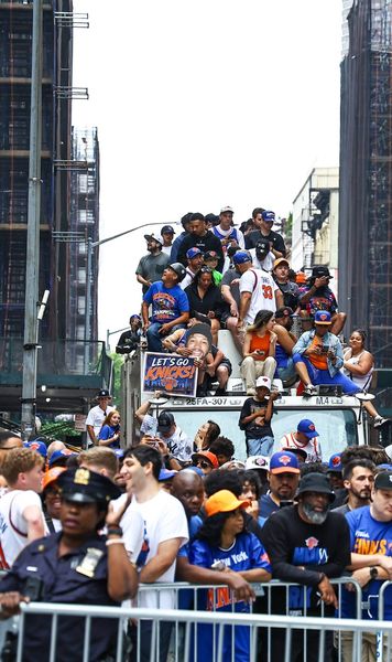 Haos din nou în Times Square  Oamenii   au fugit din calea gloanțelor  la câteva ore după parada de titlu a celor de la Knicks