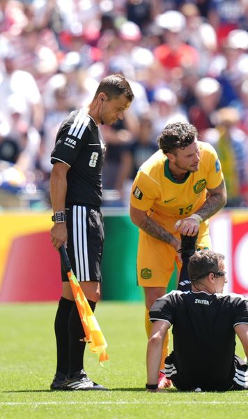 „Ce face omul ăla acolo?”    FOTO.  Imagini inedite în prelungirile meciului SUA - Australia.   Ce a pățit arbitrul